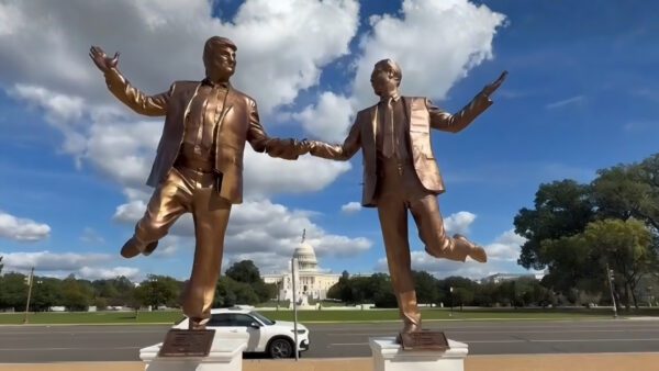 Το μπρούτζινο άγαλμα με ονομασία Best Friends Forever, στο National Mall της Ουάσινγκτον. Όπου ο Ντοναλντ τραμπ κρατάει τον Τζέφρι Έπσταϊν