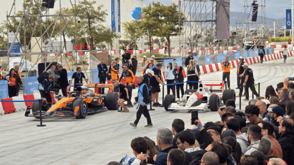 Η McLaren MCL60 και η ιστορική MP4/6 στην ειδικά διαμορφωμένη διαδρομή του ΟΑΚΑ μετά το showrun, μπροστά σε πλήθος θεατών.