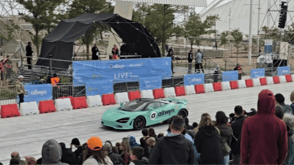Το Allwyn McLaren Supercar κινείται στην ειδικά διαμορφωμένη διαδρομή του ΟΑΚΑ μπροστά στους θεατές.
