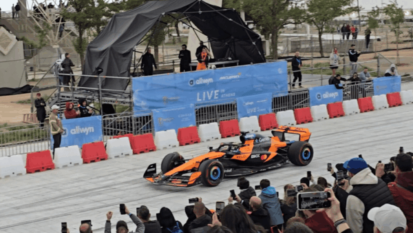 Ο Pato O’Ward οδηγεί τη McLaren MCL60 στην ειδικά διαμορφωμένη διαδρομή του ΟΑΚΑ κατά τη διάρκεια του showrun.