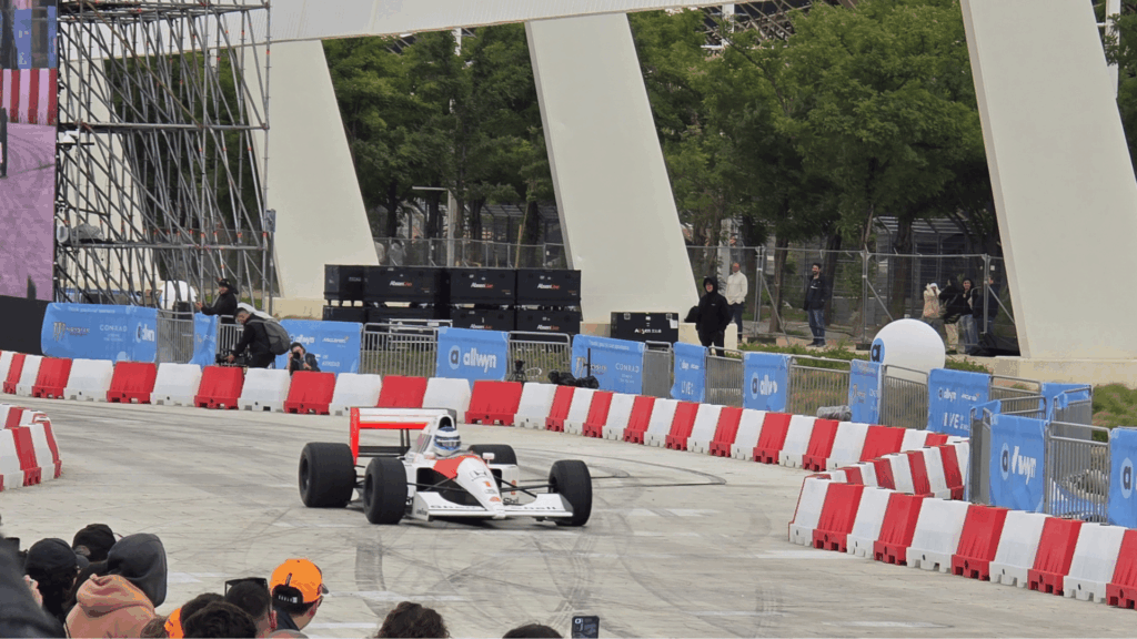 Η ιστορική McLaren MP4/6 κινείται στην ειδικά διαμορφωμένη διαδρομή του ΟΑΚΑ κατά τη διάρκεια του showrun, μπροστά στους θεατές.
